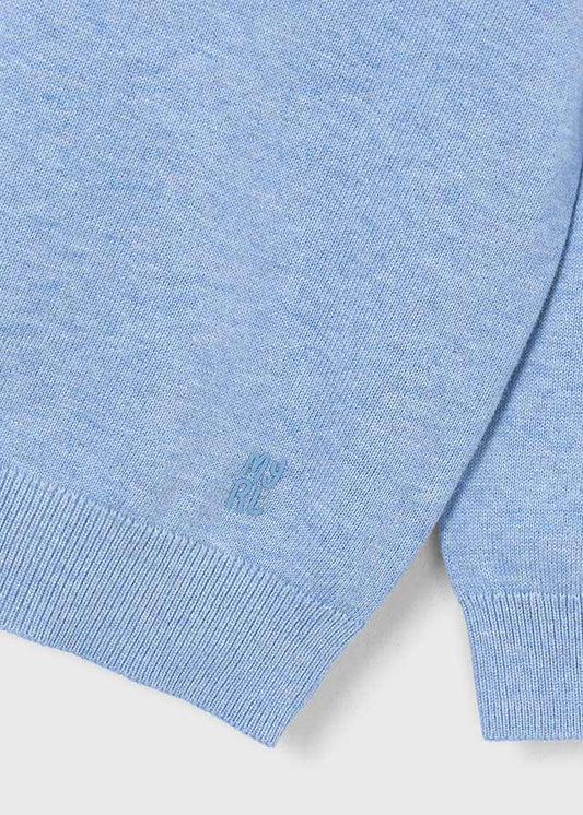 Dettaglio del logo ricamato sul fondo del maglione Mayoral