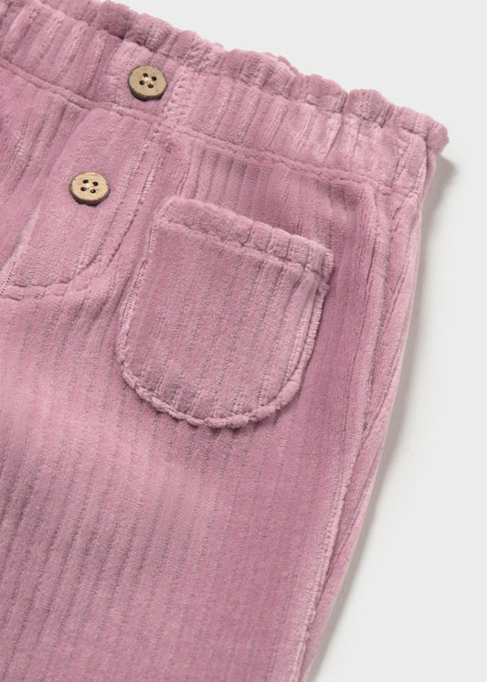 Dettaglio della vita arricciata del pantalone Mayoral Newborn color uva