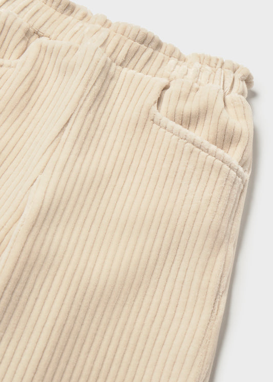 Dettaglio della tasca e della vita elastica del pantalone Mayoral color tofu