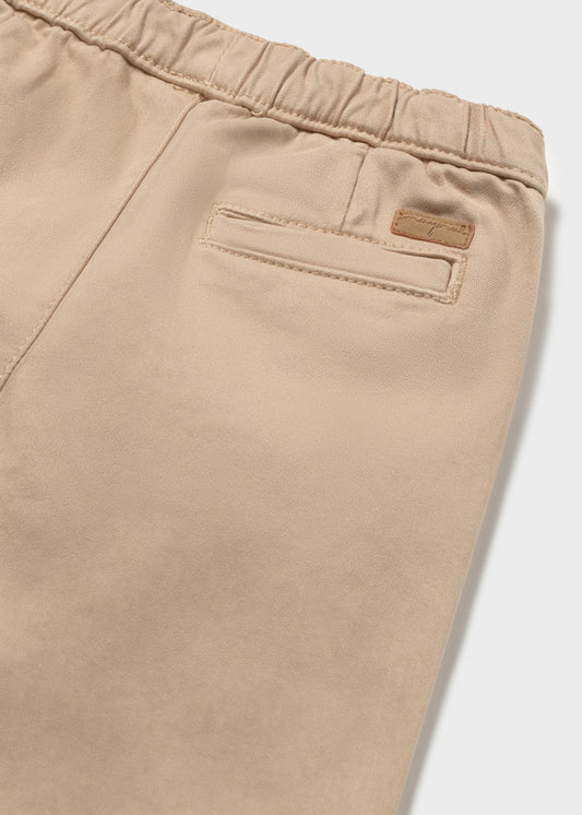 Dettaglio della vita elastica e della tasca del pantalone chino Mayoral