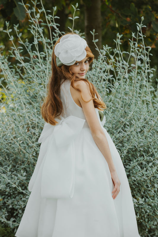 Abito bianco con inserti verdi e fiore abbinato