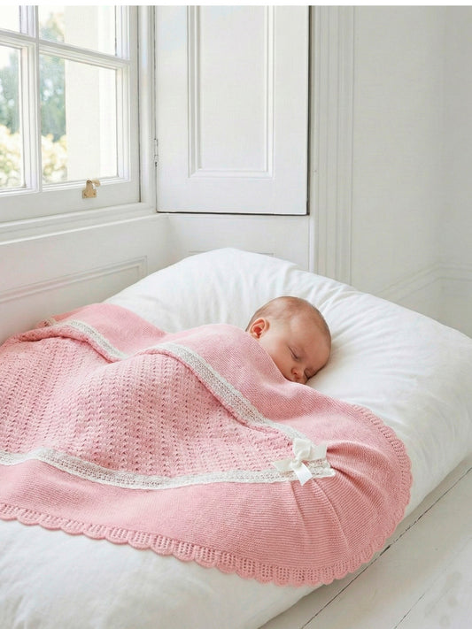 Neonata che dorme coperta dalla copertina Mac Ilusion rosa
