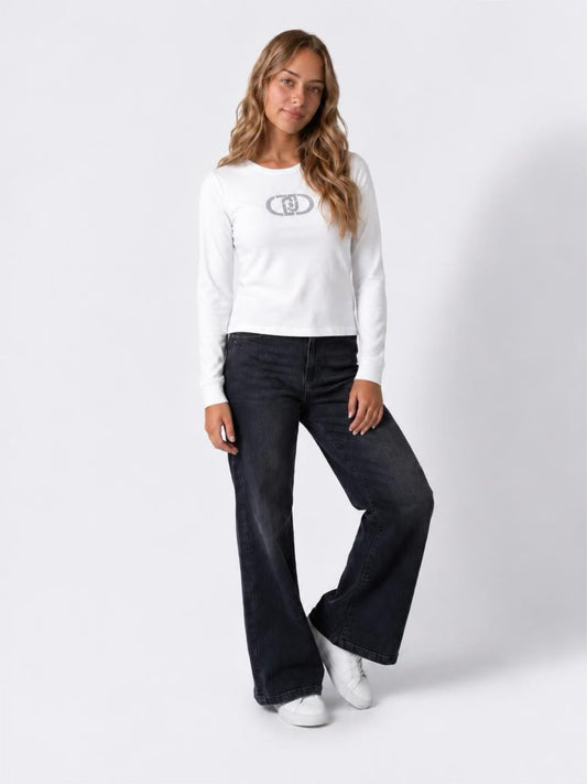 Ragazza che indossa la maglia Liu Jo bianca con logo e jeans