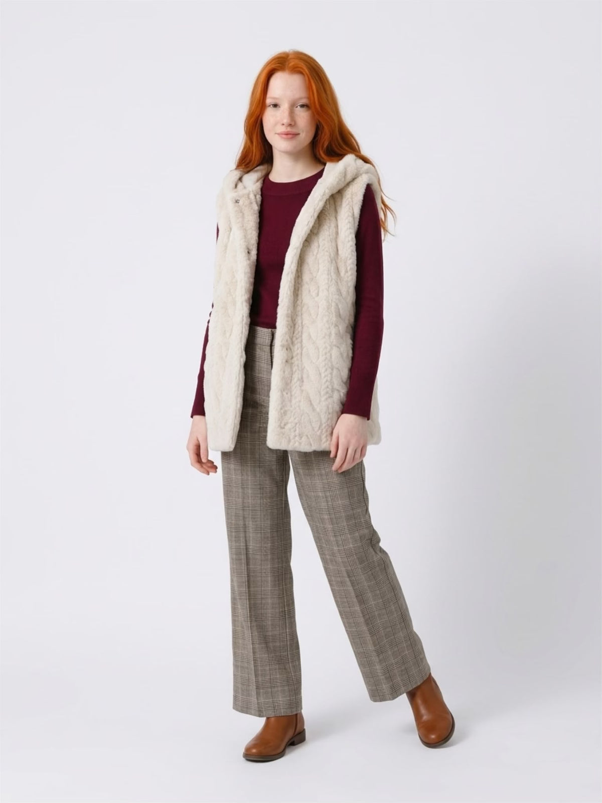 Ragazza che indossa il gilet Liu Jo effetto pelliccia con maglia bordeaux