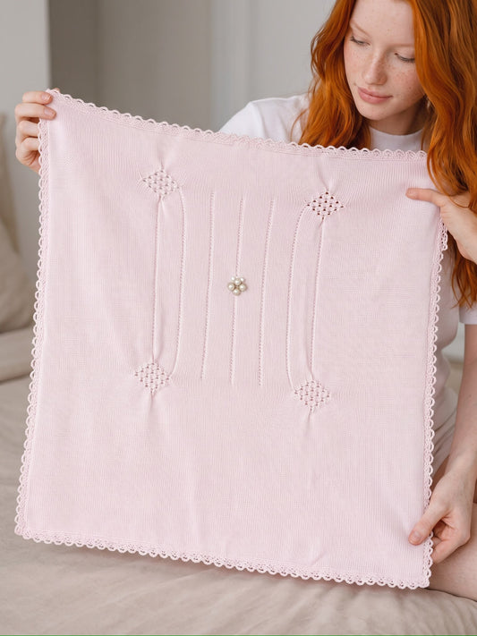 Ragazza che mostra la copertina Marlù rosa in maglia traforata
