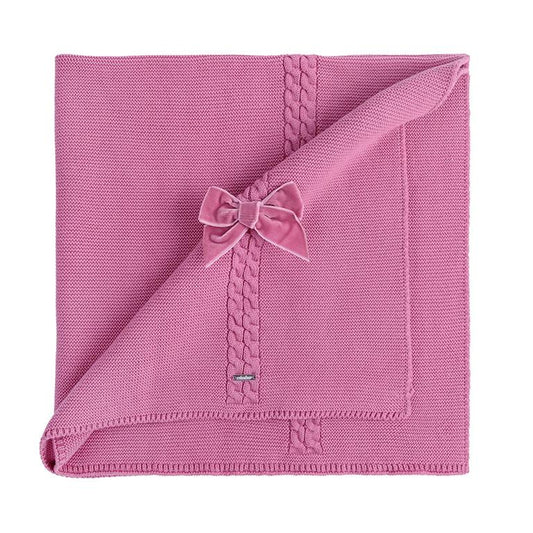 Scialle neonata Condor in maglia a trecce con fiocco, versione mostrata in rosa