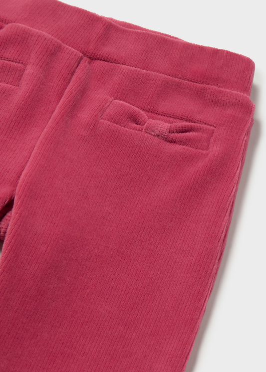 Dettaglio del fiocchetto sulla tasca del pantalone Mayoral color petalo