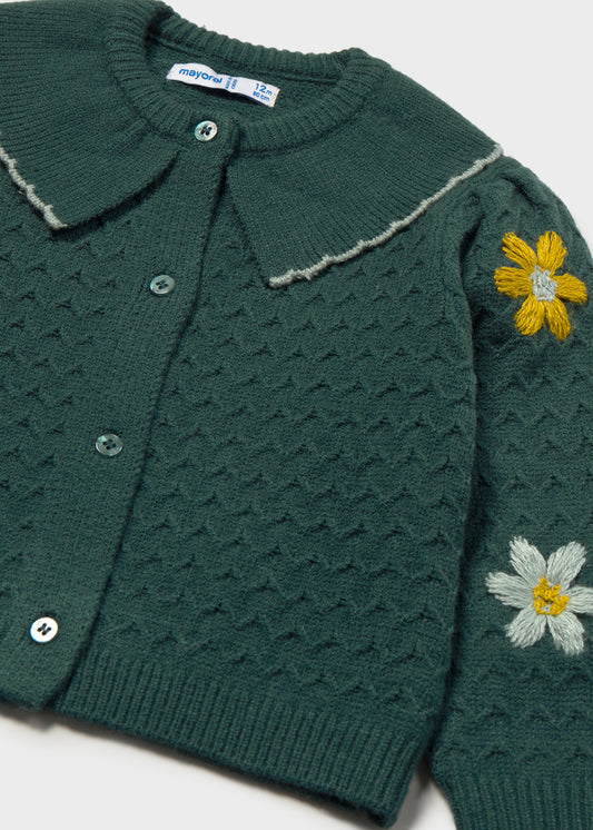 Dettaglio del colletto e dei fiori ricamati del cardigan Mayoral color ninfea