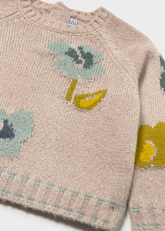 Dettaglio dei fiori in jacquard azzurri e senape del maglione Mayoral color semi