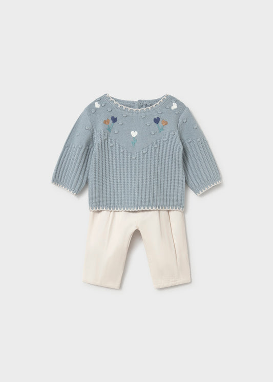 Completo neonata Mayoral Newborn con maglioncino azzurro ricamato e pantalone panna