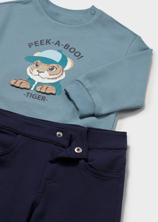 Dettaglio della stampa tigre e del pantalone blu Mayoral