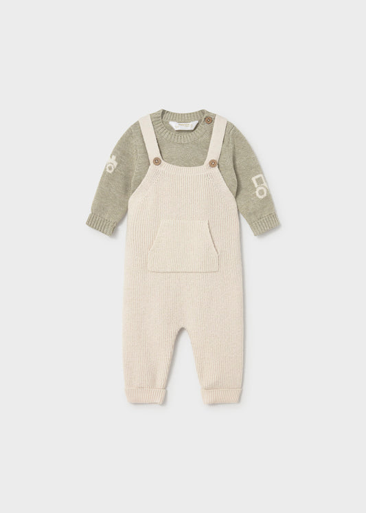 Completo neonato Mayoral Newborn con salopette panna e maglioncino verde salvia