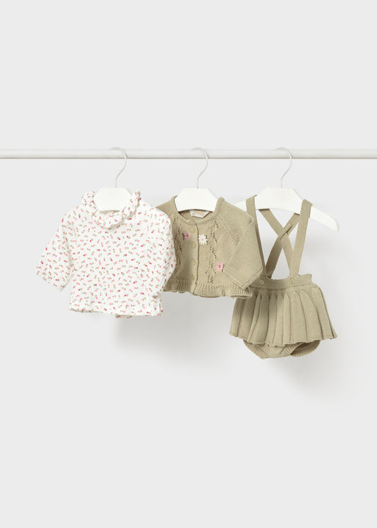 Completo neonata Mayoral Newborn color alloro con blusa a fiori, cardigan e culotte