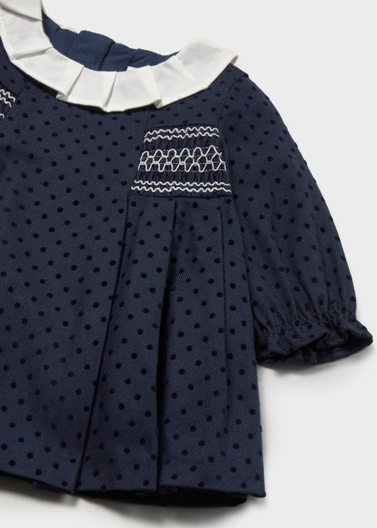 Dettaglio del ricamo smock e del colletto del vestito Mayoral Newborn