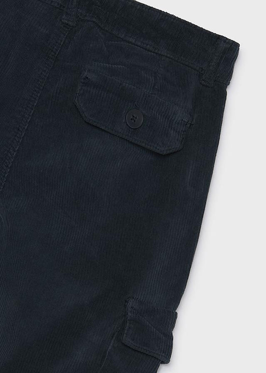 Dettaglio della tasca con patta del pantalone cargo Mayoral
