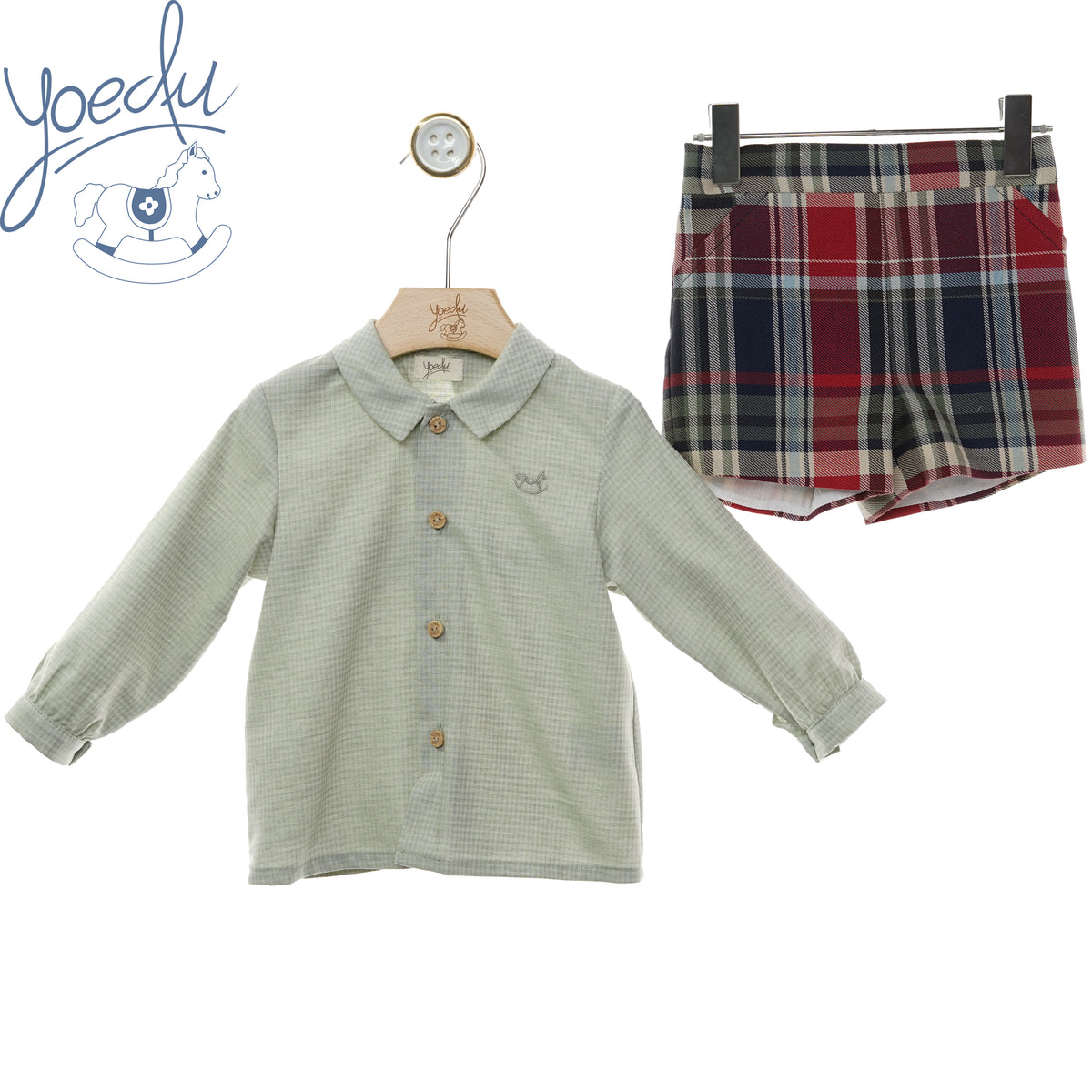 Completo bambino Yoedu con camicia verde e pantaloncino scozzese, fronte