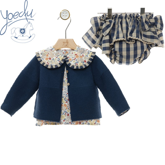 Completo bambina Yoedu con cardigan blu, blusa a fiori e culotte a quadri