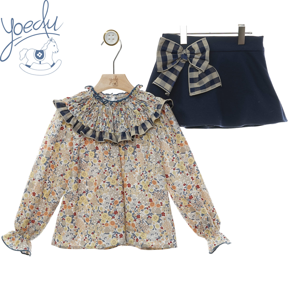 Completo bambina Yoedu con blusa a fiori e gonna blu con fiocco, fronte