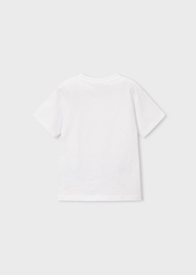 Short-sleeved T-shirt positioned