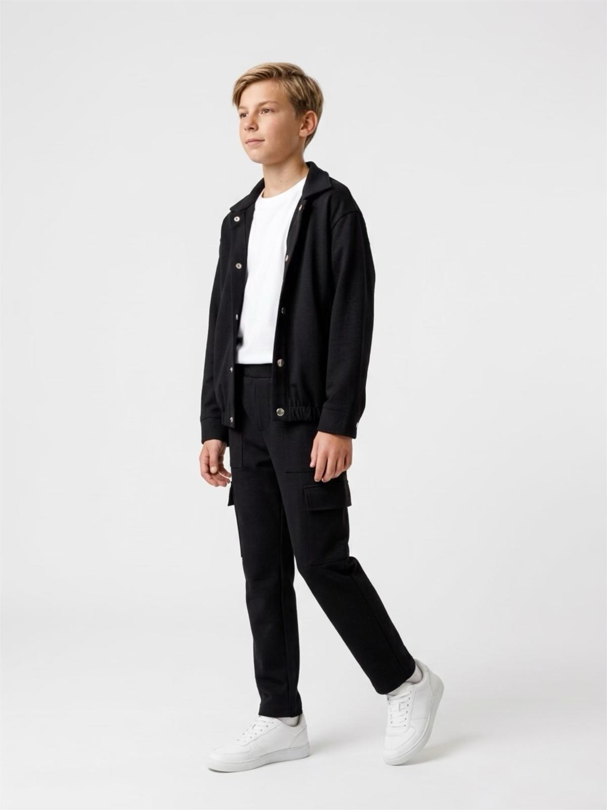 Ragazzo con completo Never Too nero e t-shirt bianca