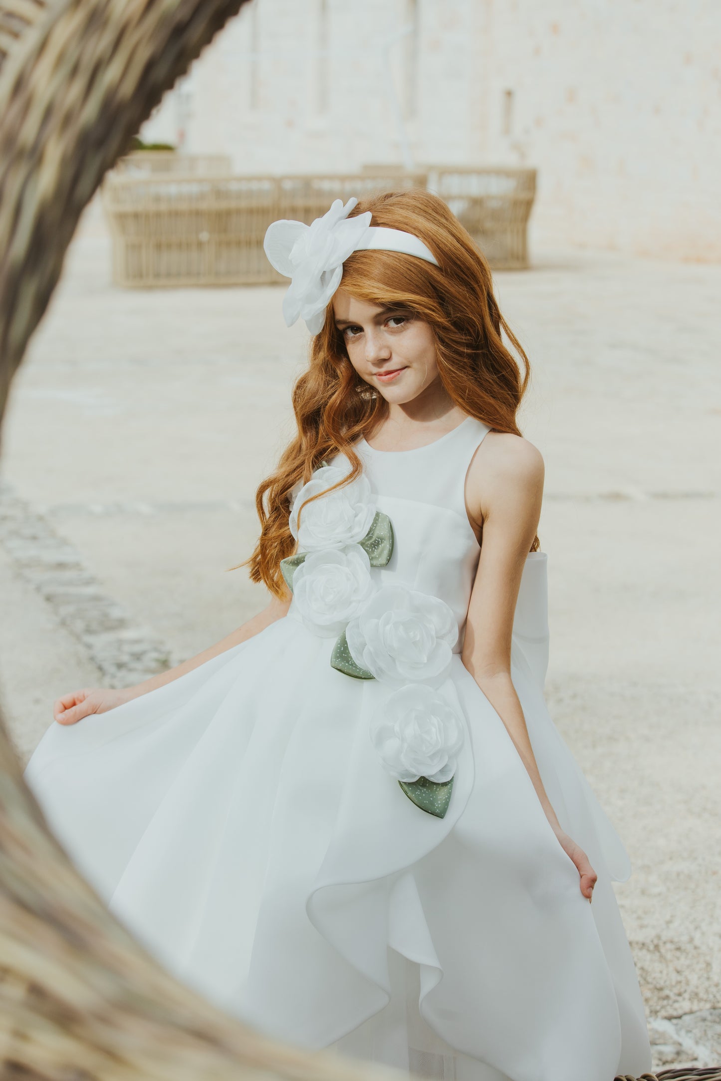 Abito bianco con inserti verdi e fiore abbinato