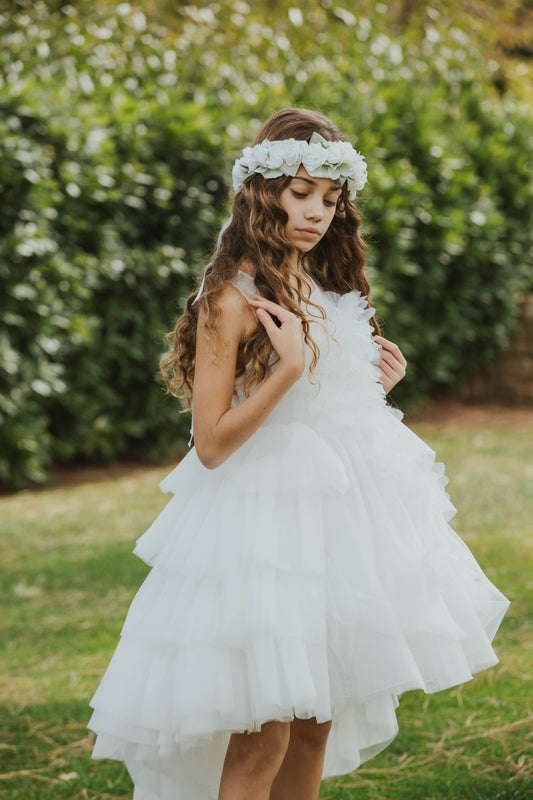 Abito bianco con coroncina di fiori