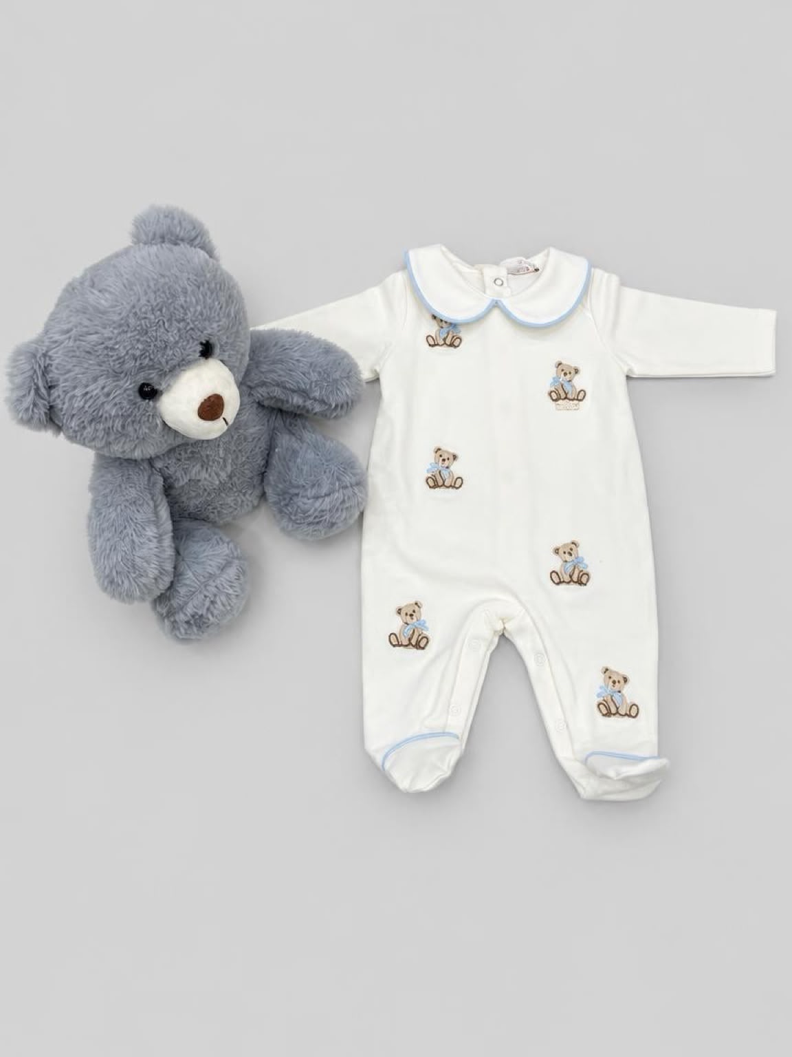 Tutina neonato Le Bebé con orsetti ricamati accanto a un orsetto di peluche