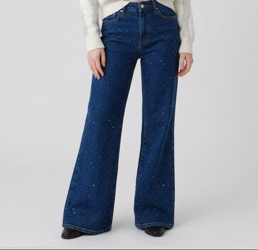 Ragazza che indossa i jeans Liu Jo blu scuro con strass