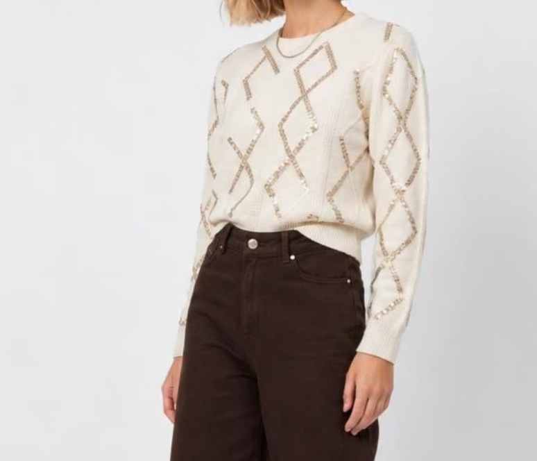 Ragazza che indossa il maglione Liu Jo bianco a rombi con jeans scuro
