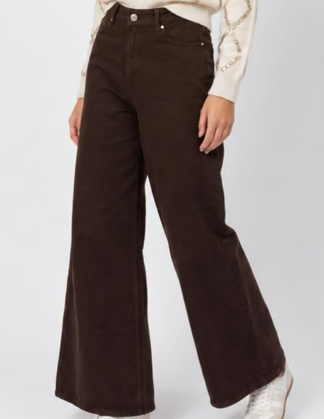 Ragazza che indossa il pantalone Liu Jo marrone extra wide
