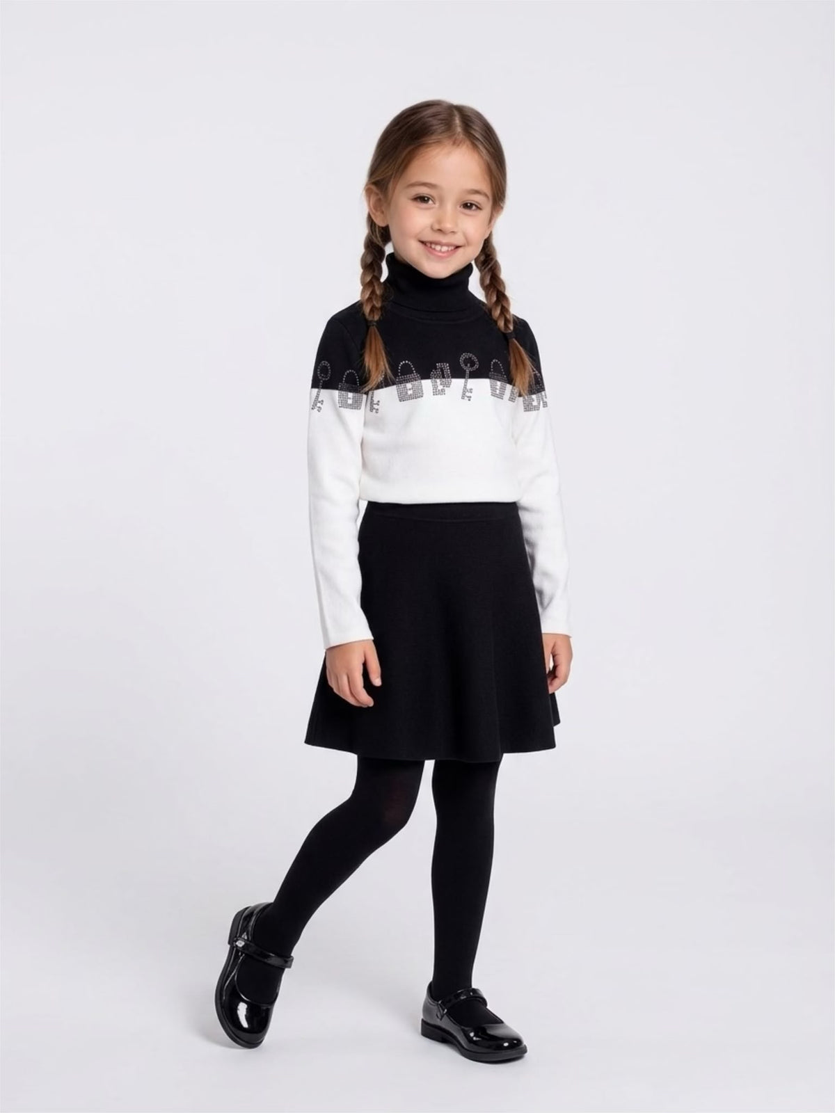 Ragazza con completo Liu Jo maglia bianca e nera e gonna nera svasata