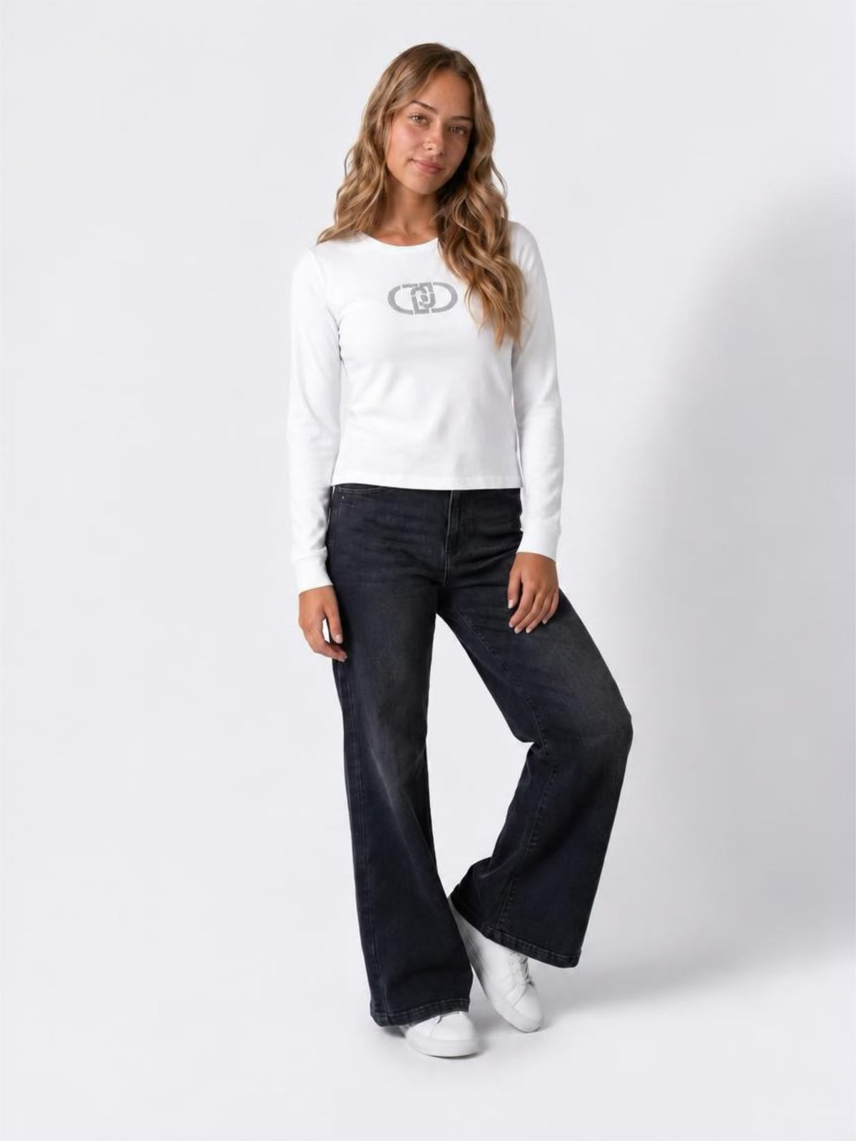Ragazza che indossa la maglia Liu Jo bianca con logo e jeans