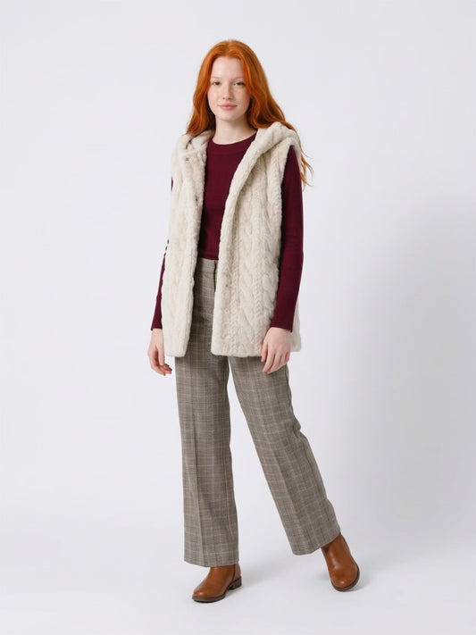 Ragazza che indossa il gilet Liu Jo effetto pelliccia con maglia bordeaux