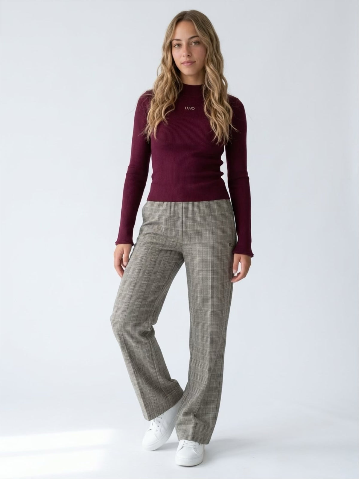 Ragazza che indossa il pantalone Liu Jo a quadri con gamba dritta e maglia bordeaux