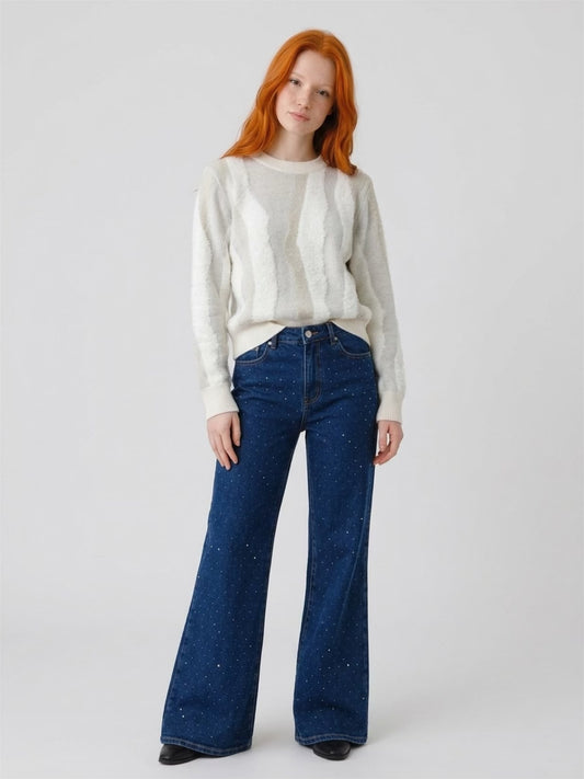 Ragazza che indossa il maglione Liu Jo panna con jeans svasato