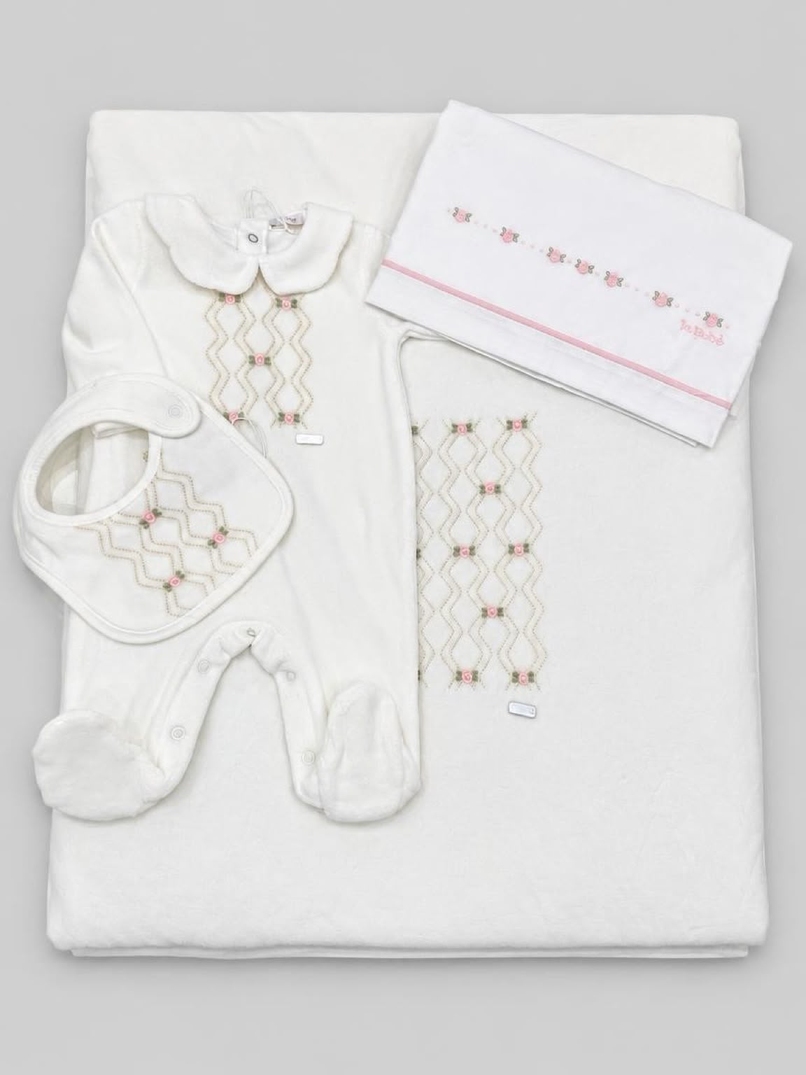 Set nascita neonata Le Bebé con tutina, bavaglino e corredo ricamato