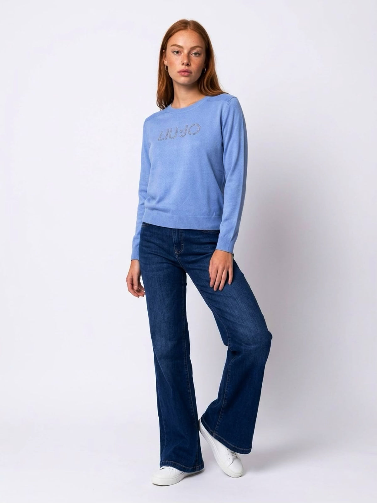 Ragazza con la maglia Liu Jo azzurra e jeans